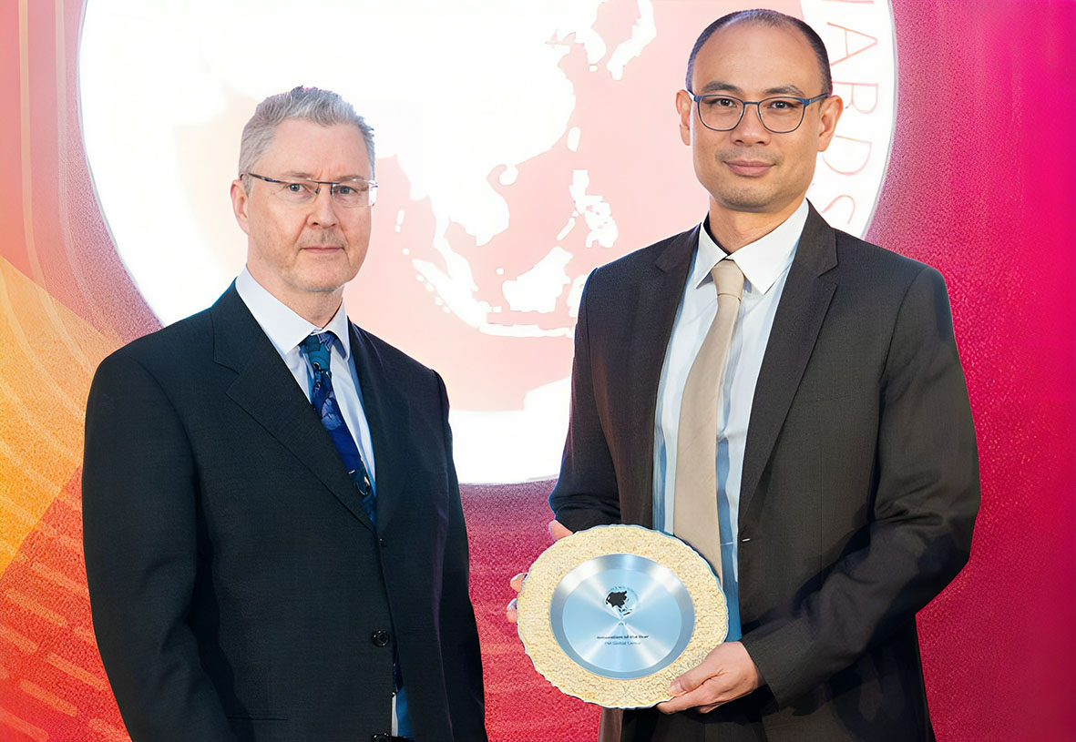 FM Global Operations senior vice president, Asia operations Tan Hian Hong (R) accepting the award from Asia Insurance Review & Middle East Insurance Review editorial director Paul McNamara